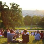 Comunità energetiche - persone unite in un parto