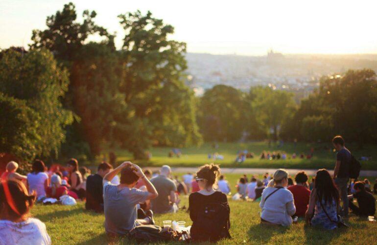 Comunità energetiche - persone unite in un parto